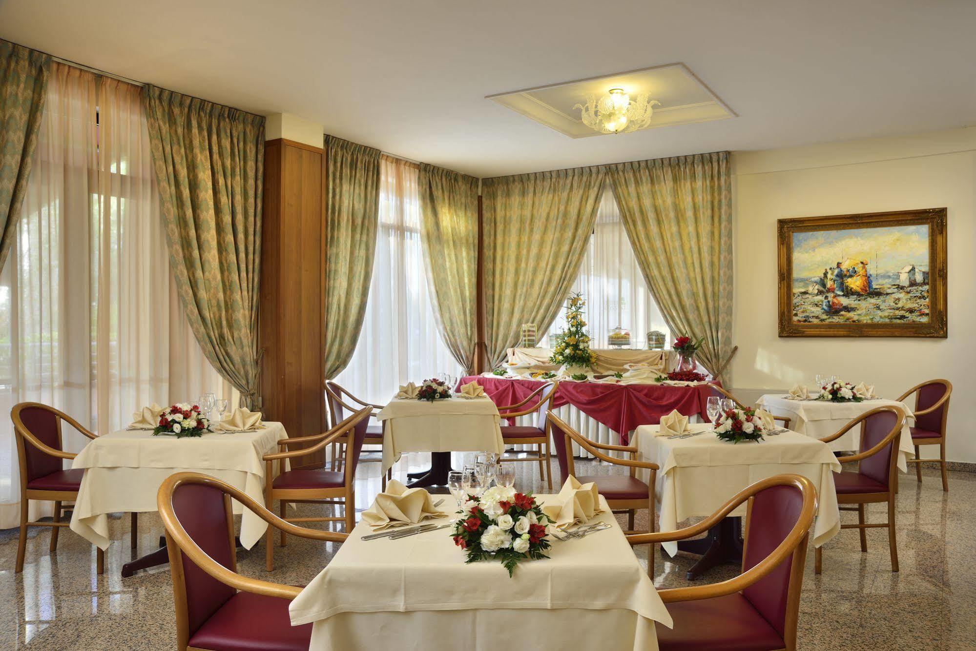 פסארו Hotel Rossini מראה חיצוני תמונה